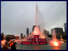 Chicago by night - Buckingham Fountain and views from Grant Park 09